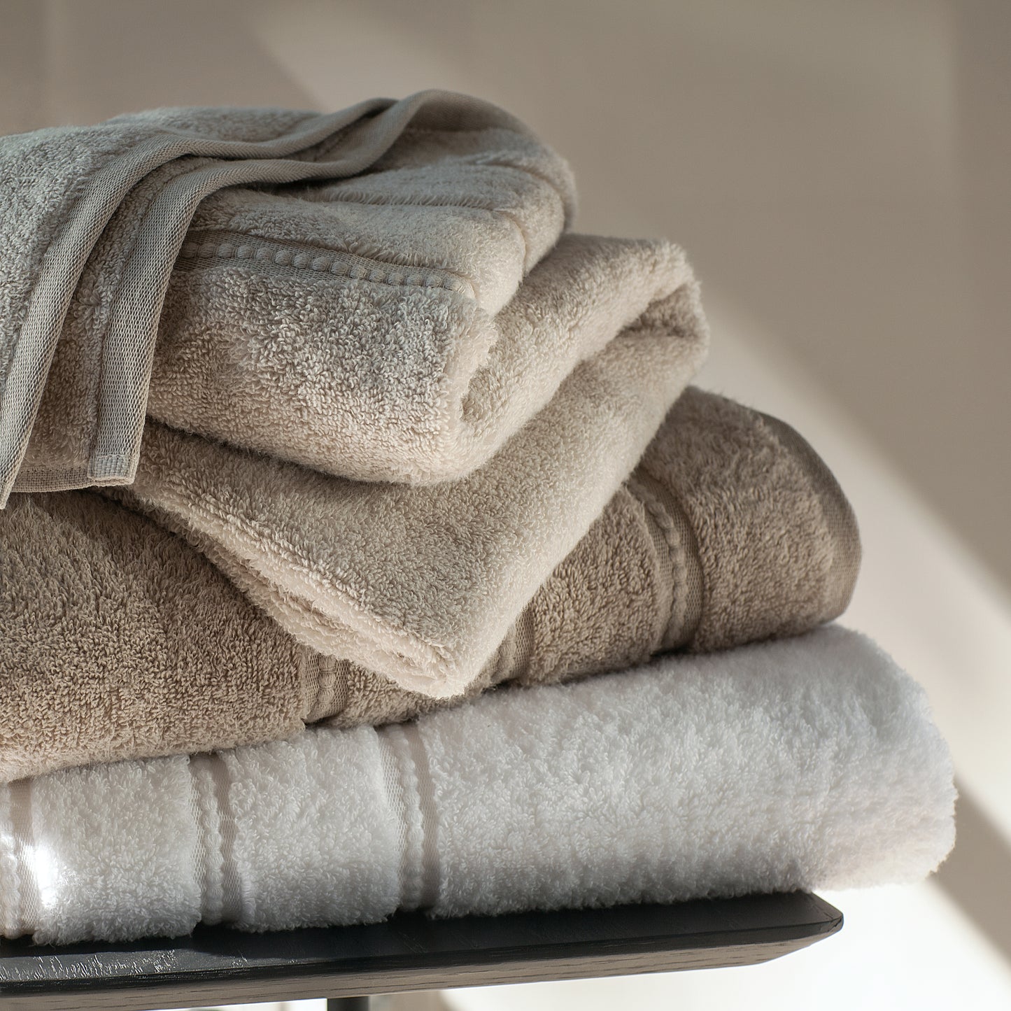 Luxurious, absorbent bath towels, neutral colors, triple border detail, Air Cotton, Brazilian design, Veluda.