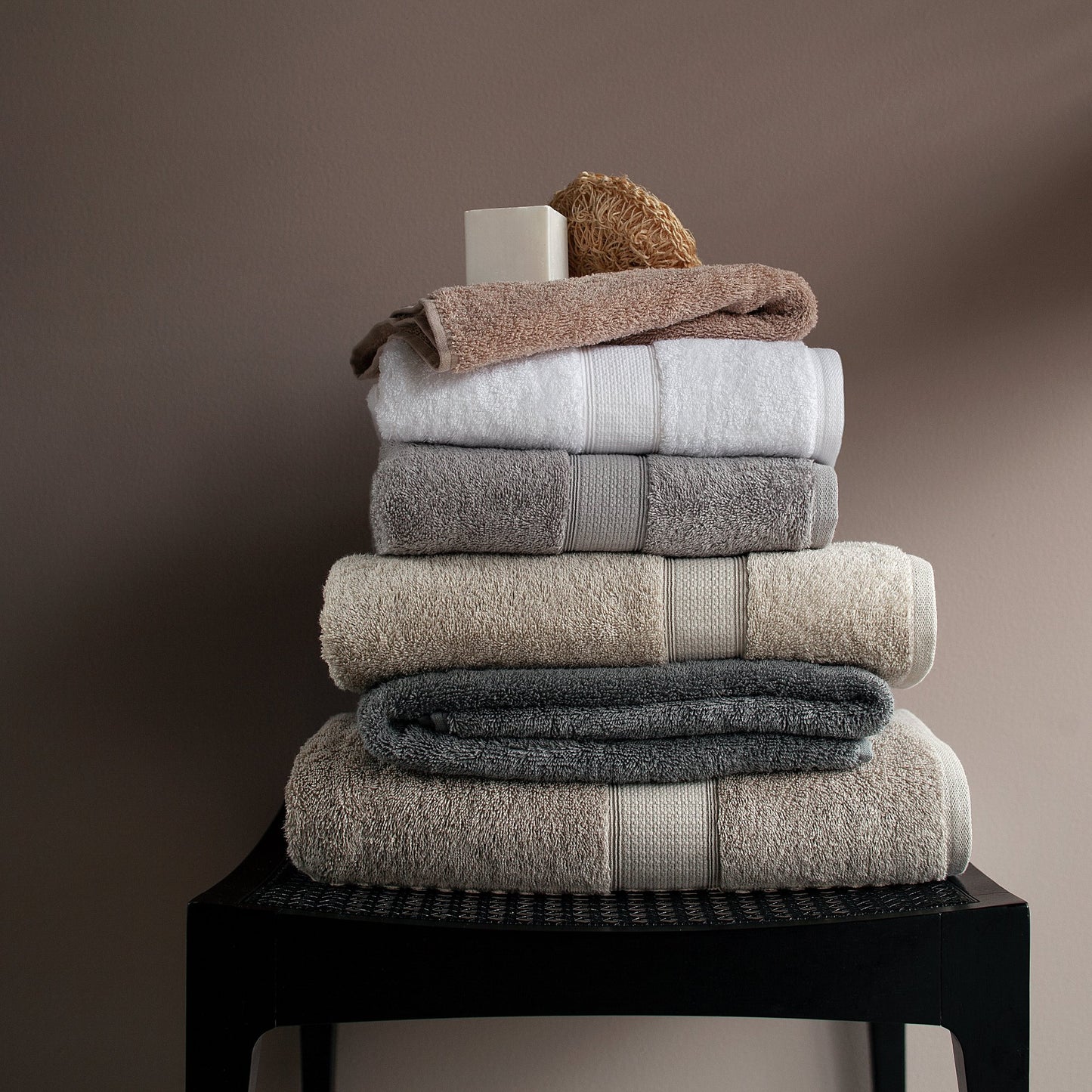 Luxurious Egyptian cotton bath towels, various colors, soft, absorbent, high-quality, Veluda.