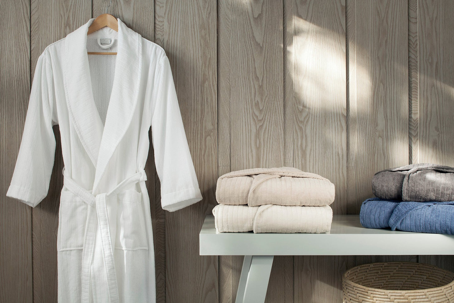 Striped spa robe made of ribbed cotton with a velvety touch, pre-washed and highly absorbent, offering luxurious comfort and style. Available in soft, elegant colors. Veluda.