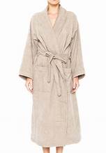 Striped spa robe made of ribbed cotton with a velvety touch, pre-washed and highly absorbent, offering luxurious comfort and style. Beige. Veluda.